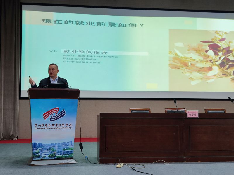 劳模工匠乔森进校园传递思想正能量