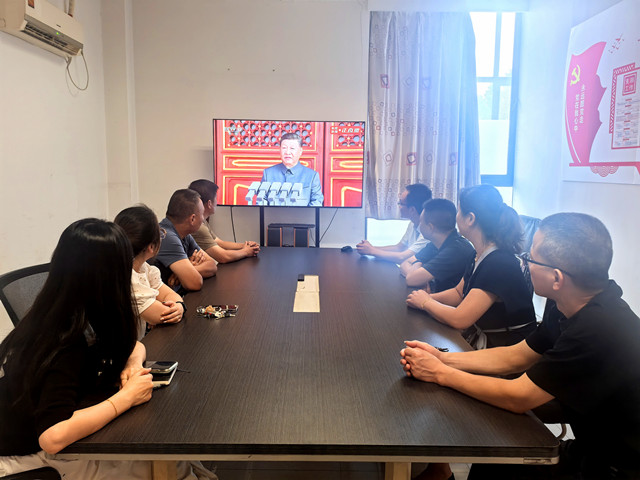 4常运集团物产经营公司组织职工在会议室集中收看纪念中国人民抗日战争暨世界反法西斯战争胜利80周年阅兵式直播2_副本