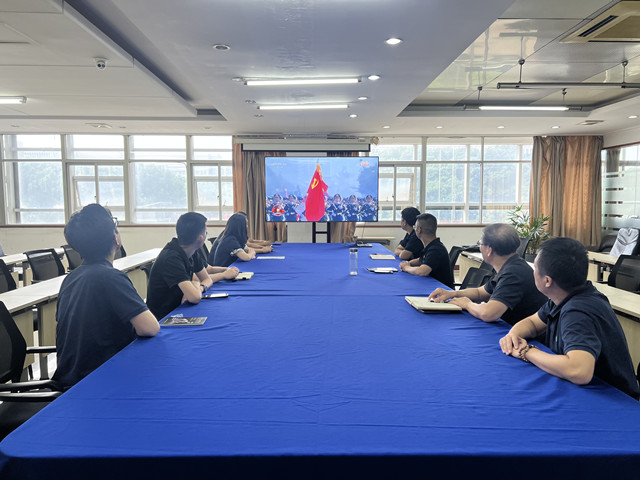 5常运供应链组织职工观看纪念中国人民抗日战争暨世界反法西斯战争胜利80周年阅兵式直播2_副本