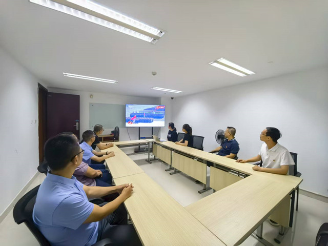 6常运集团蓝海豚商旅组织职工观看纪念中国人民抗日战争暨世界反法西斯战争胜利80周年阅兵式直播1_副本